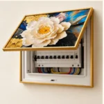 Cache-Disjoncteur 3D Fleur Blanche — Bleu Nuit & Or – Image 3