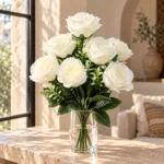Bouquet de roses blanches artificielles — Feuillage vert