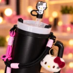 Gobelet isotherme Hello Kitty noir — Bandoulière et peluche – Image 3