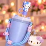 Gobelet isotherme Hello Kitty bleu — Bandoulière et peluche – Image 3