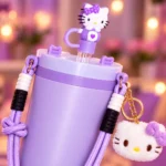 Gobelet isotherme Hello Kitty violet — Bandoulière et peluche – Image 3