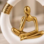Vase cercle avec figurine méditation — Blanc et or – Image 3