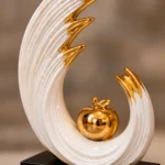 Sculpture vague avec pomme dorée – Image 3