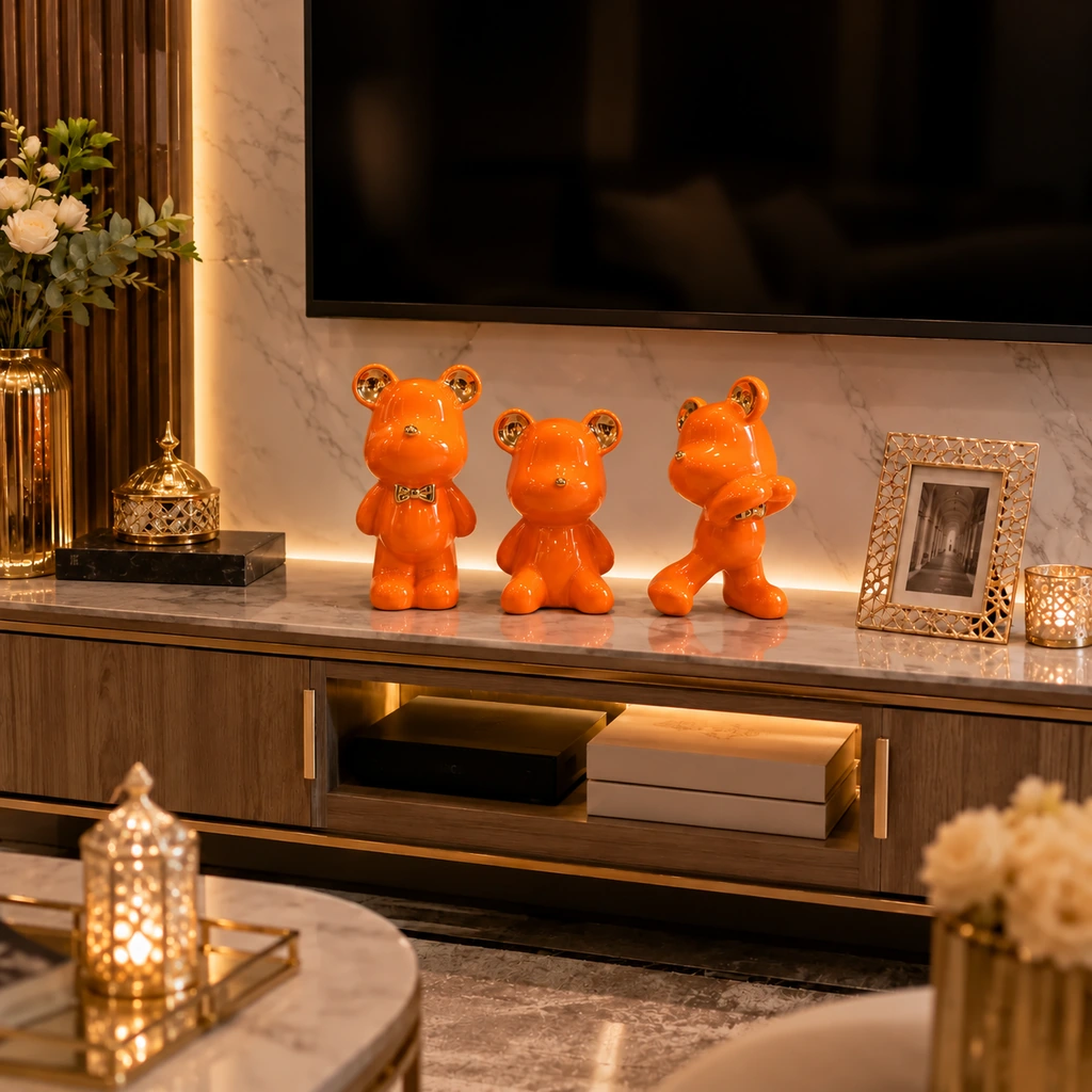 decoria-objet-0407-02-ambiance Trio d’ours décoratifs en céramique — Orange et or – Image 1
