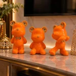 Trio d’ours décoratifs en céramique — Orange et or – Image 3