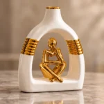 Vase arche avec figurine du Penseur — Blanc et or – Image 3