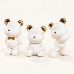 Trio d’ours décoratifs en céramique — Blanc et or – Image 2