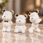 Trio d’ours décoratifs en céramique — Blanc et or – Image 3