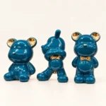 Trio d’ours décoratifs en céramique — Bleu canard et or – Image 2