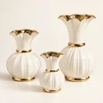 Vases tulipe cannelés blanc et or — Trio – Image 2