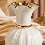 Vases tulipe cannelés blanc et or — Trio – Image 3