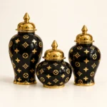 Trio de potiches noires à motifs dorés – Image 2