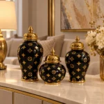 Trio de potiches noires à motifs dorés