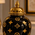 Trio de potiches noires à motifs dorés – Image 3